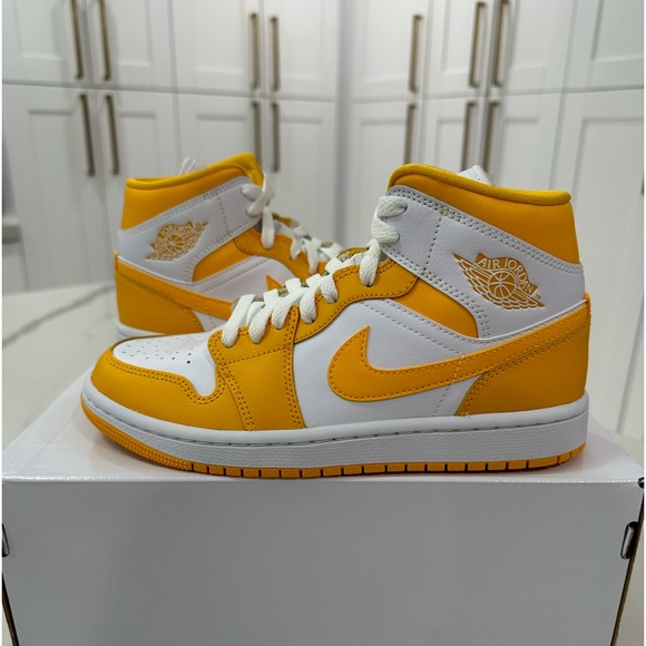Jordan 1 Mid- University Gold - Picture 2 of 6